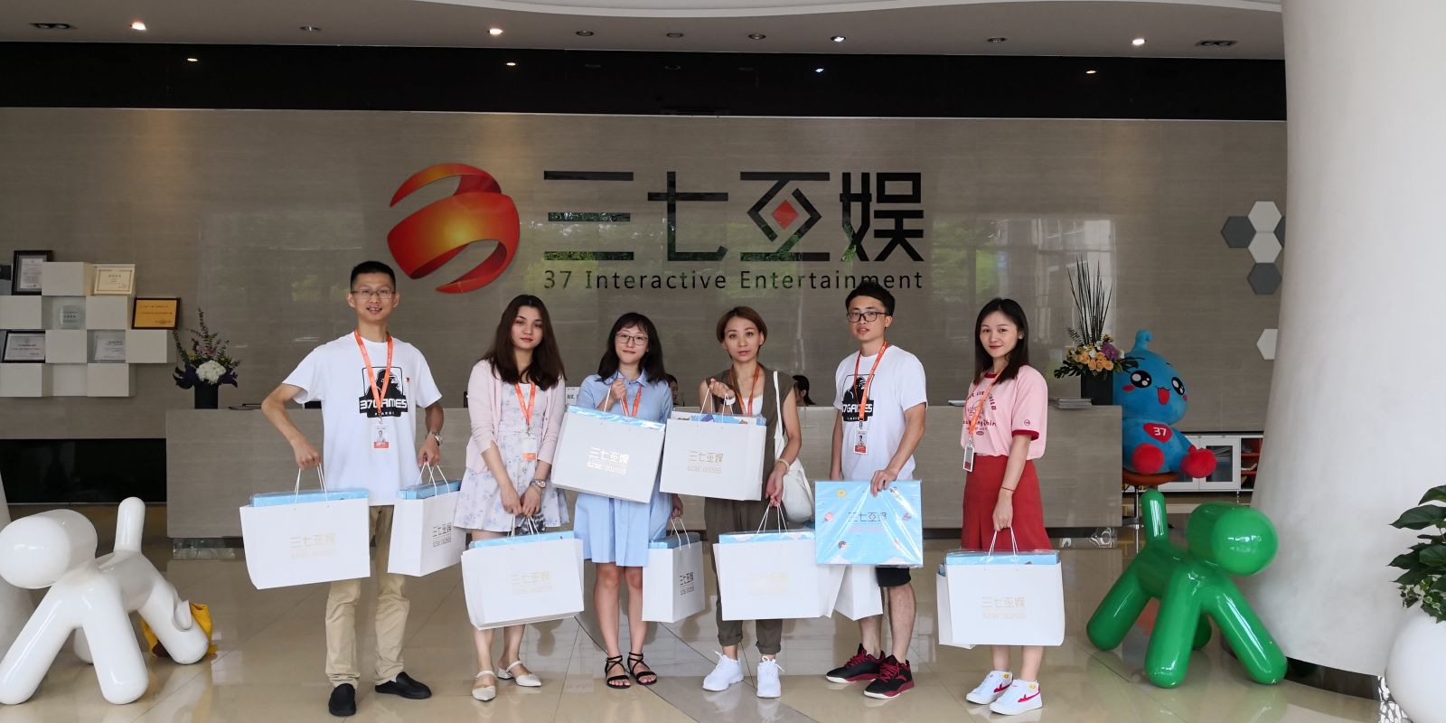 三七互娱党支部开学季深入新蕾小学捐助学习用品